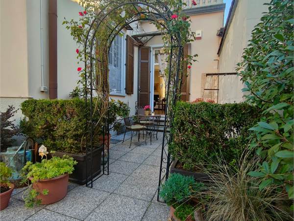 Como, Rebbio: in villa d'epoca, signorile monolocale con ingresso indipendente