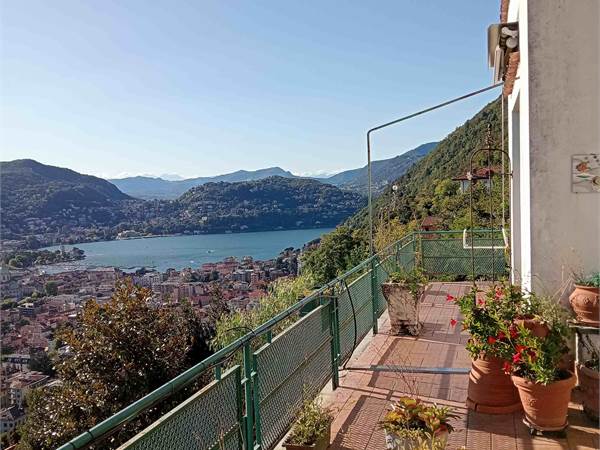 Como, loc.tà Garzola: villa panoramica e soleggiata. Vista lago e città