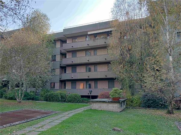 Como, complesso Como Sole: monolocale con balcone e box