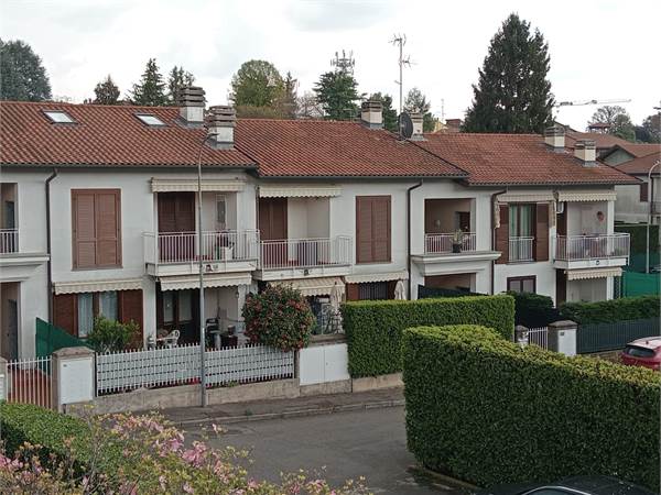 Appiano Gentile: in piccola palazzina, trilocale finemente arredato