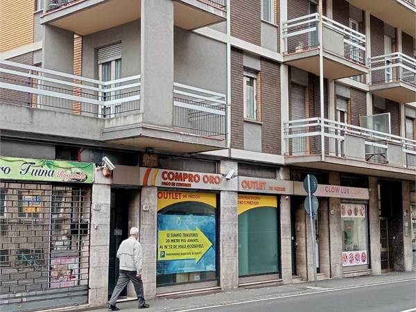 Como, viale Roosevelt: negozio alta visibilità, 2 vetrine