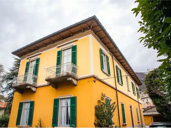 Como; in casa d'epoca, signorile ed ampio appartamento ottimamente rifinito