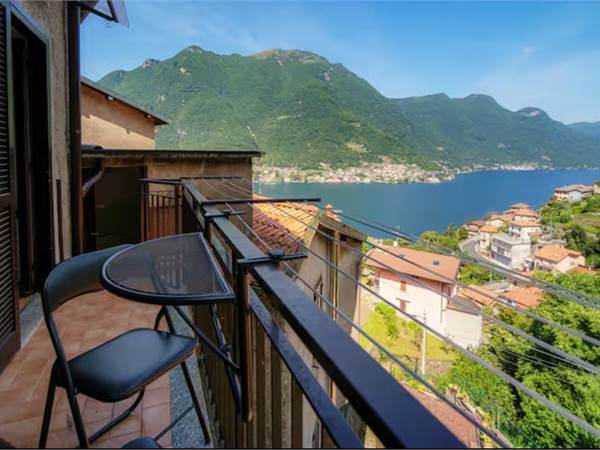 Pognana Lario: a 200 metri dal parcheggio, appartamento su 2 livelli con vista lago